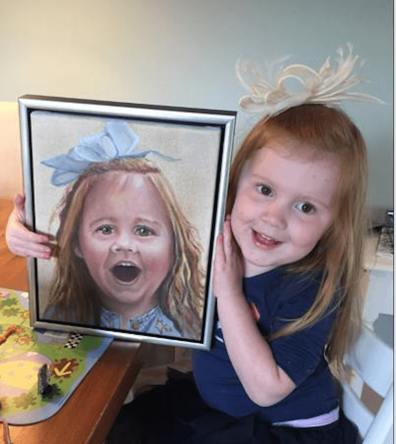 Afbeelding van meisje met portret dat ze heeft laten schilderen door kunst van maja