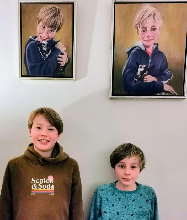 afbeelding van Olle en Kik met het portret dat ze hebben laten schildenen